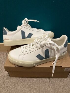 Veja campo leather Sneakers white with Blue Accents NEW IN BOX 9